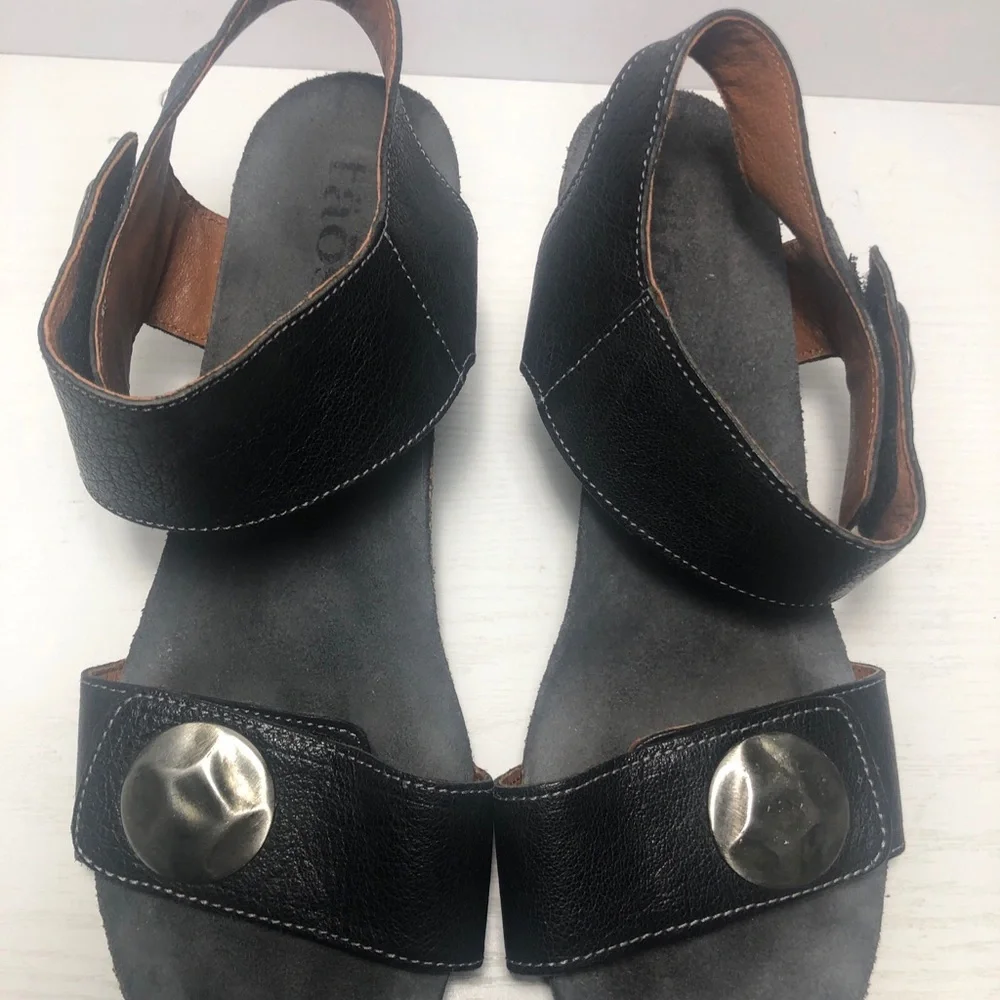 Taos Carousel 2 Button Wedge Leather Sandals shoes  Womens US 8/8.5